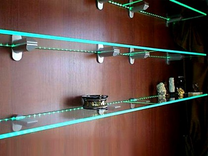 Подсветка для стеклянных полок в шкафах (70 фото)